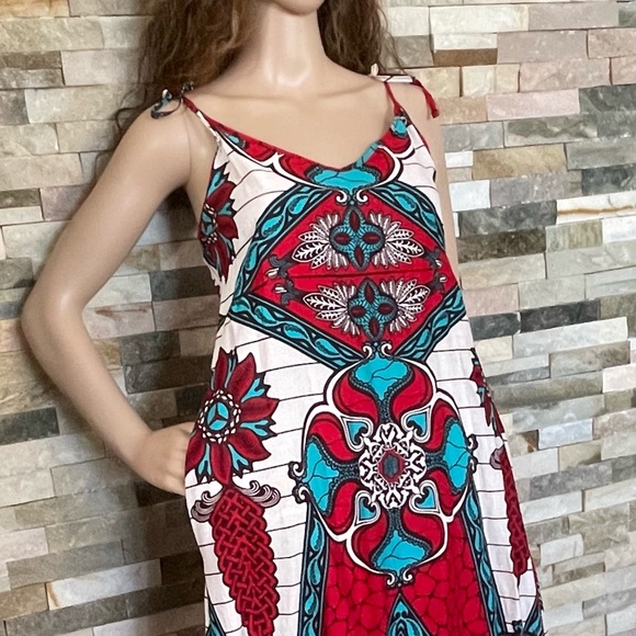 Beautiful Vibrant Summer Dress With Pockets - Picture 2 of 3